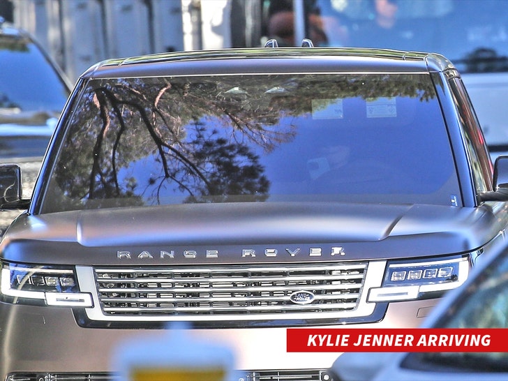 Kylie Jenner arriving bg 2