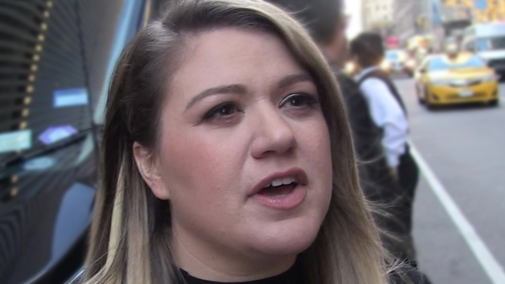 Kelly Clarkson Seeks Protection Against Man She Claims Keeps Showing Up ...