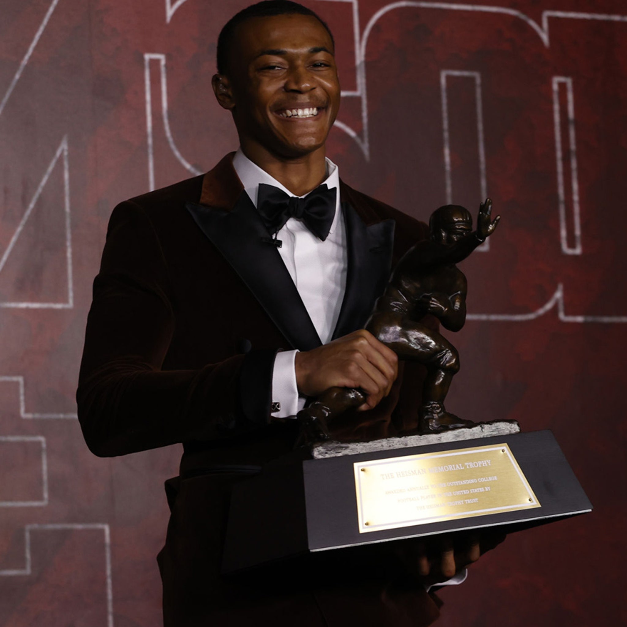 Alabama Wide Receiver DeVonta Smith Wins the Heisman Trophy - The