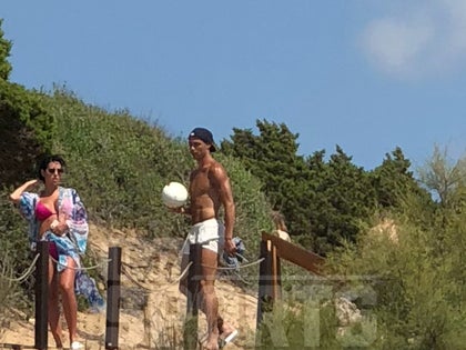 cristiano-ronaldo-greece-beach-shirtless-photos-05