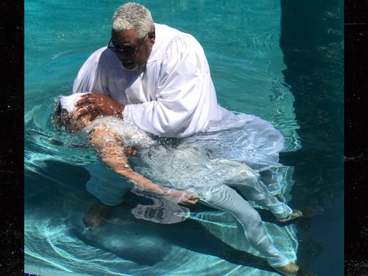 एंजेला व्हाइट बपतिस्मा ले रही है
