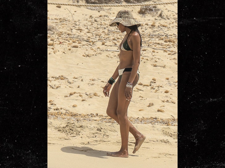 sub-Naomi-Campbell-backgrid-2