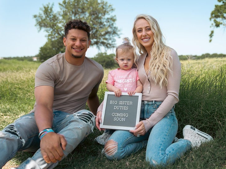 Patrick Mahomes' fiancée Brittany Matthews pushing back against social  media bullying through T-shirt