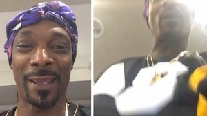 Snoop Dogg -- Recreates Antonio Brown's TD Dance ... Crotch Thrusts, Baby! (VIDEO)
