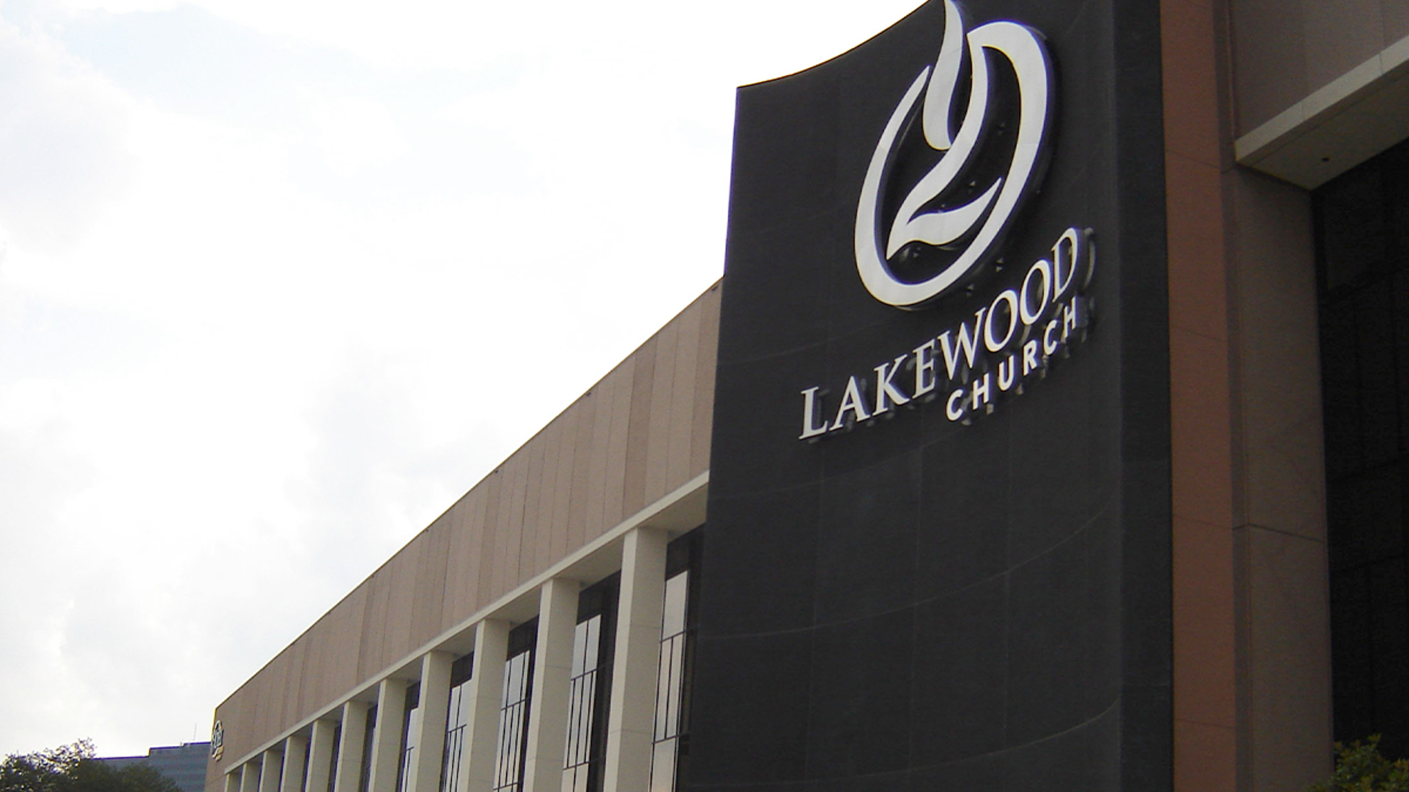 Un video parece captar disparos de un tirador activo en la iglesia de Joel  Osteen, image size:2048x1152