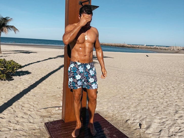 Have a Slice of Chris Appleton's Hot Cabo Vacay!