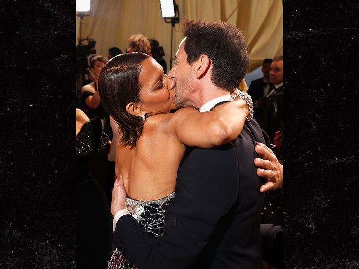 Halle Berry planta um enorme beijo em Adrien Brody no tapete vermelho do Oscar de 2025