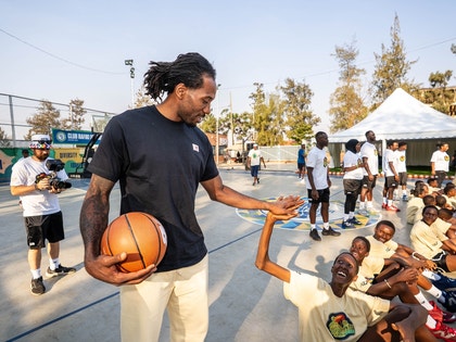 Kawhi Leonard Builds Basketball Court 10