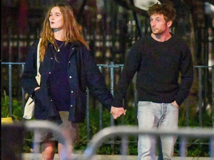 1008-Jeremy-Allen-White-Lulu-Tenney-NYC-SUB-2