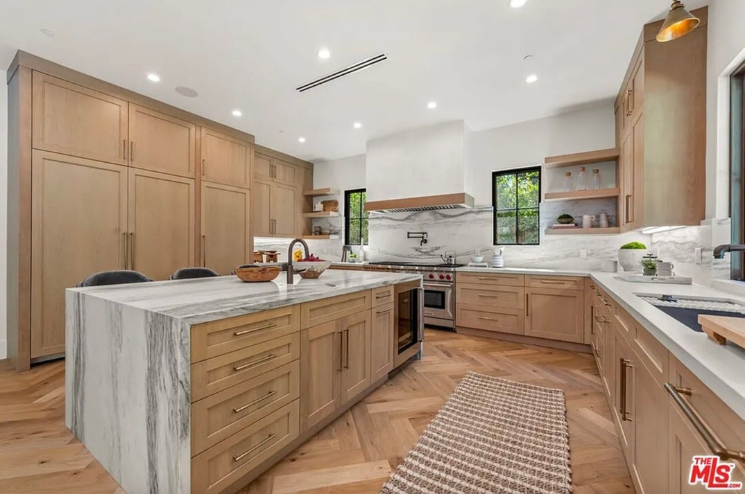 Peta Murgatroyd and Maks Chmerkovskiy Lists L.A. Home For Rent 21