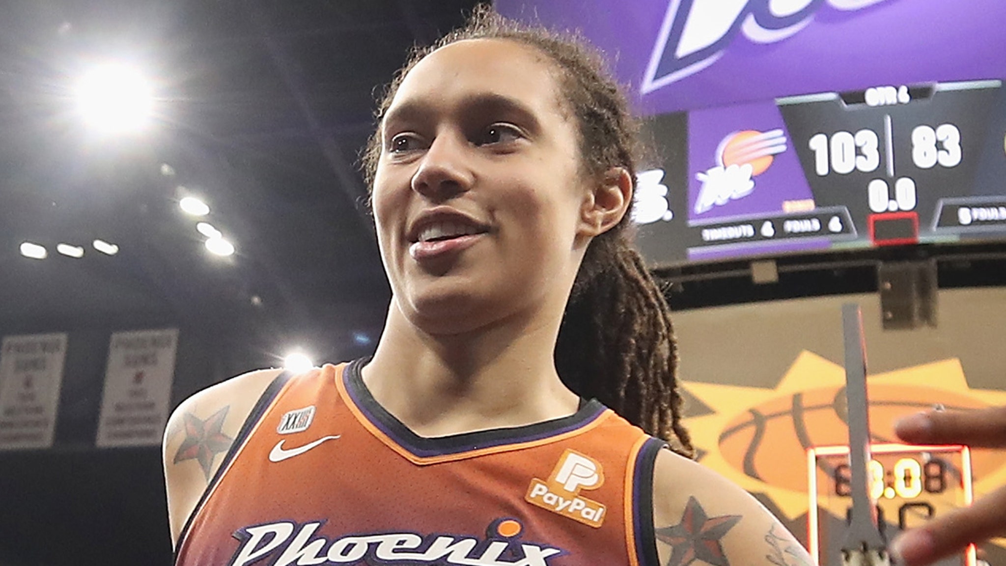 Brittney Griner 在离开后的第一次练习中扣篮，WNBA 的未来不确定