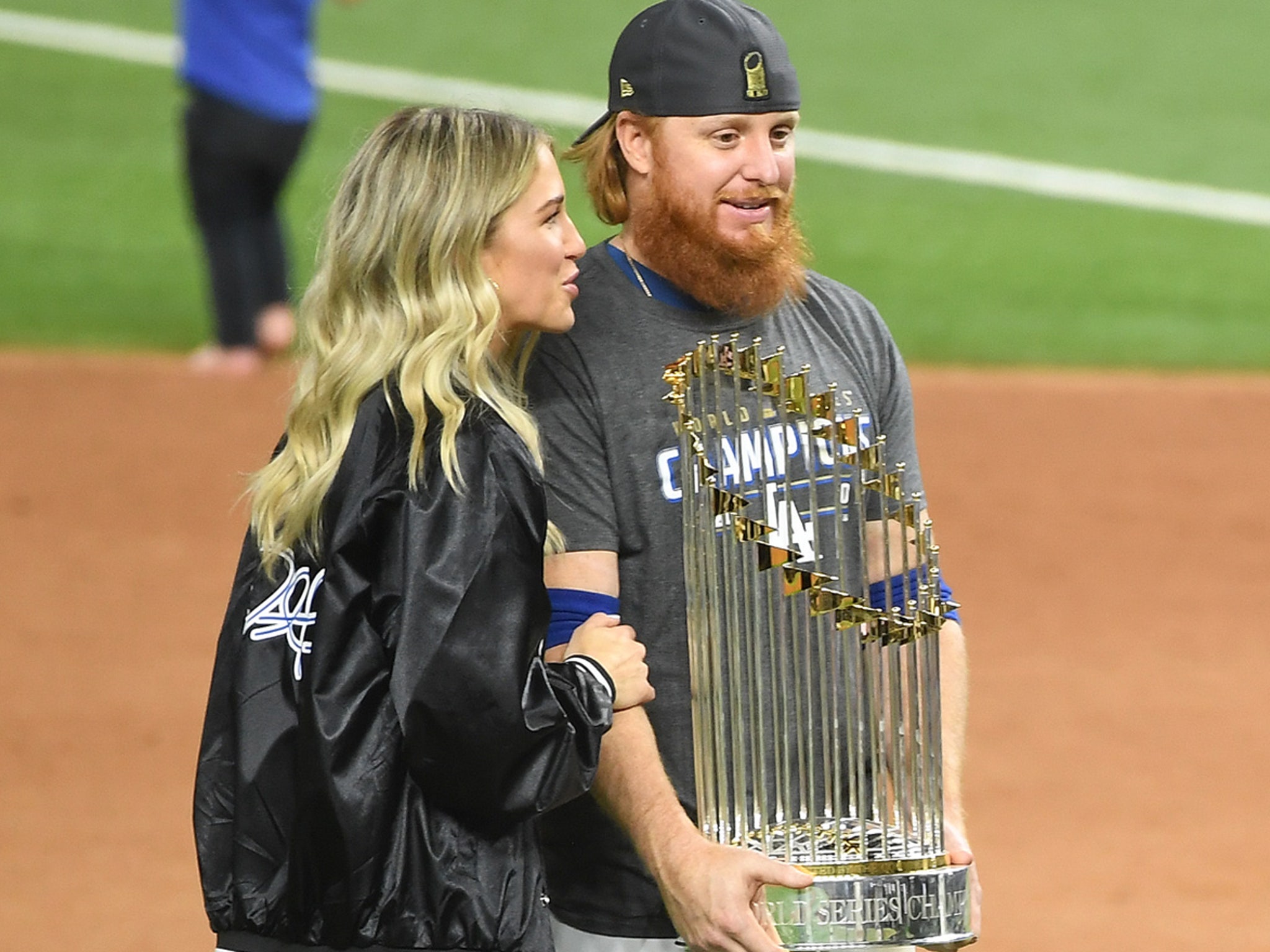 Dodgers' Justin Turner goes casual as his wife dons a rob for a