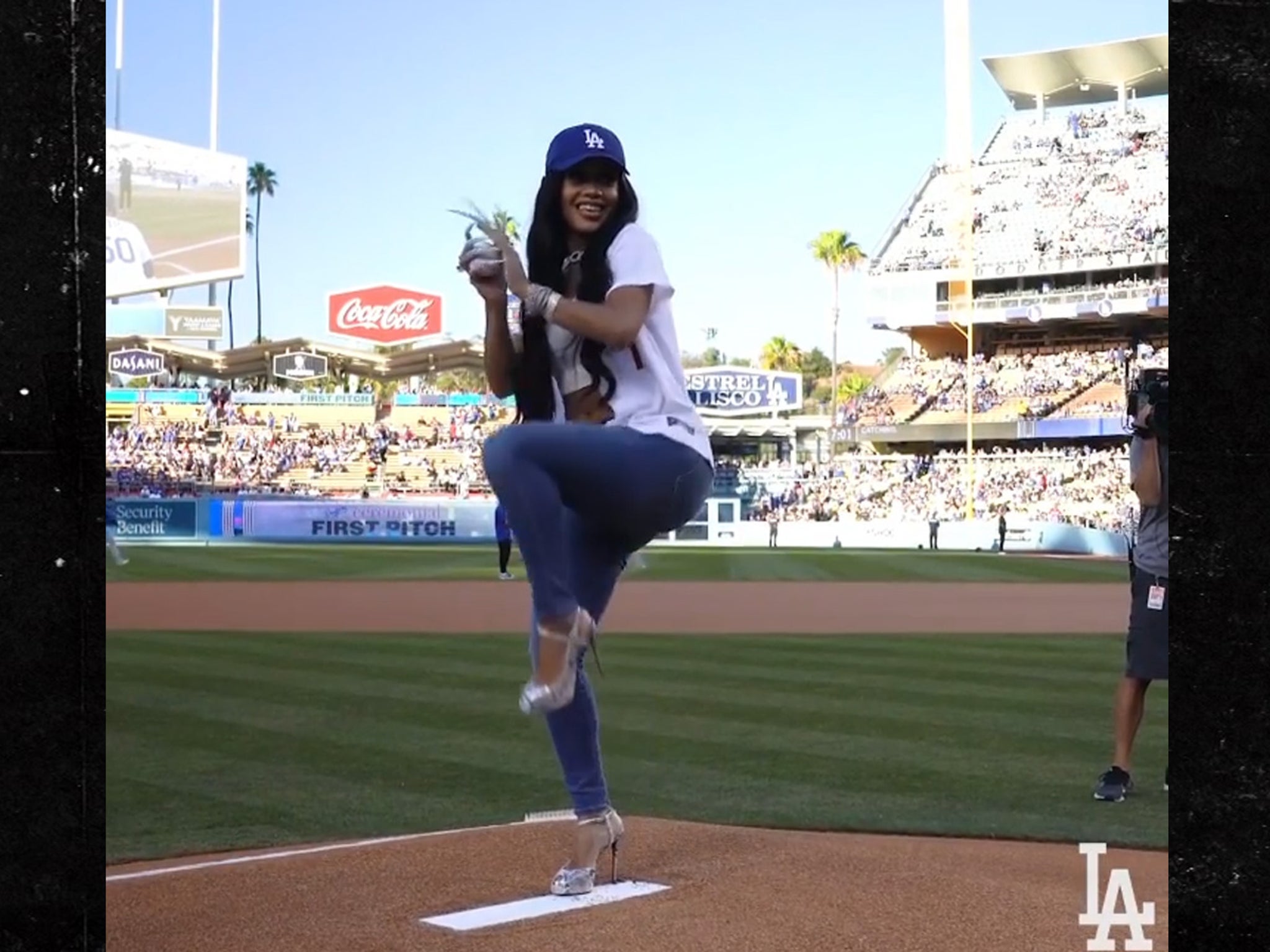 We Are Hip-Hop Freakz - #Saweetie throws first pitch at LA Dodgers game⚾