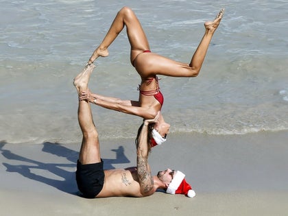 1226-Izabel-Goulart-Kevin-Trapp-Holiday-Beach-Yoga-SUB