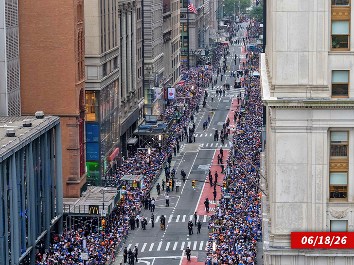 sub knicks fans parade getty 2