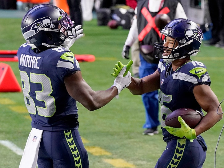 Russell Wilson Calls Audible To Help Teammate Get $100k Catch Bonus