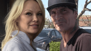 Pamela Anderson Texting Tommy Lee, Tells Him He's Her 'One True Love'