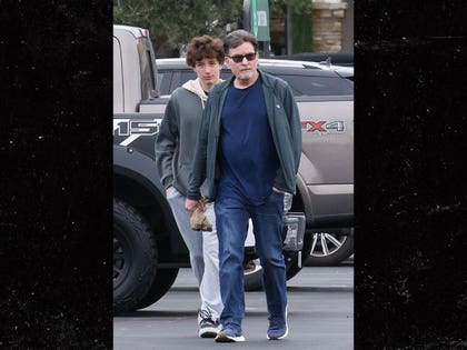 charlie-sheen-and-family-backgrid-2