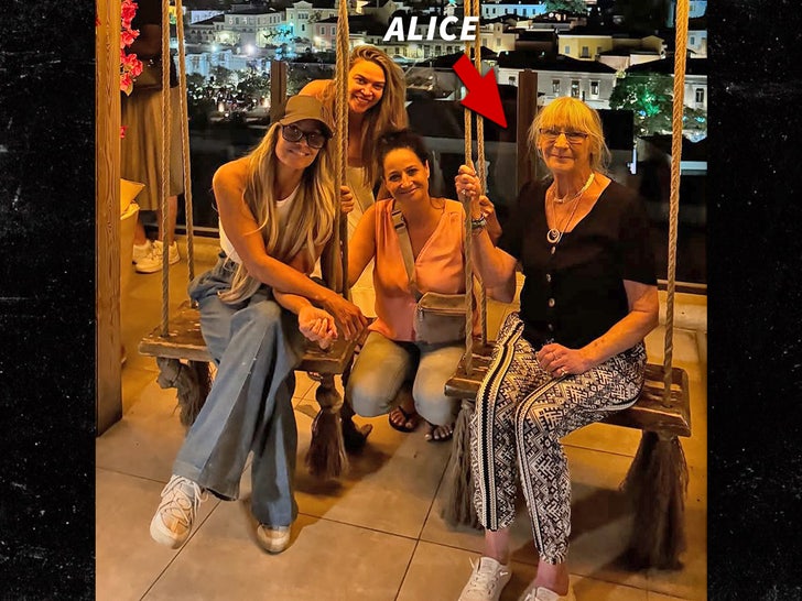 Alice  trish stratus instagram sub arrow