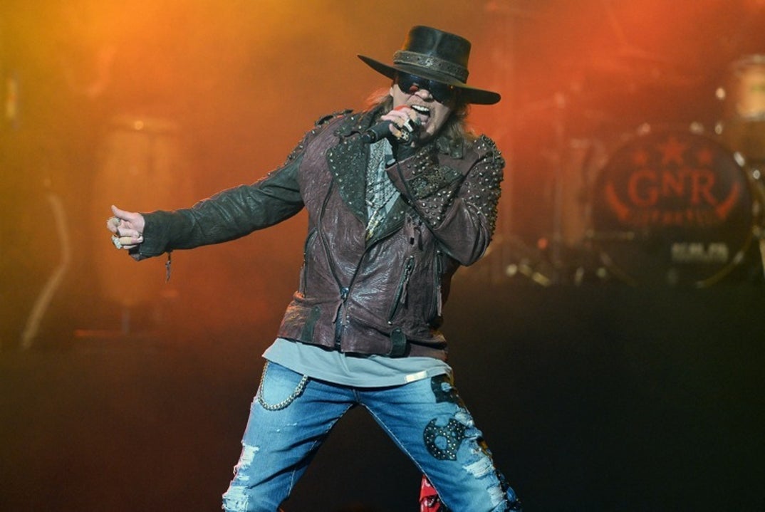 0401_gunsnroses_performance01