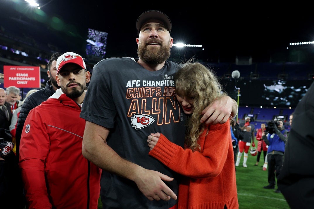 Taylor Swift Travis Kelce After Chiefs Win photos 10