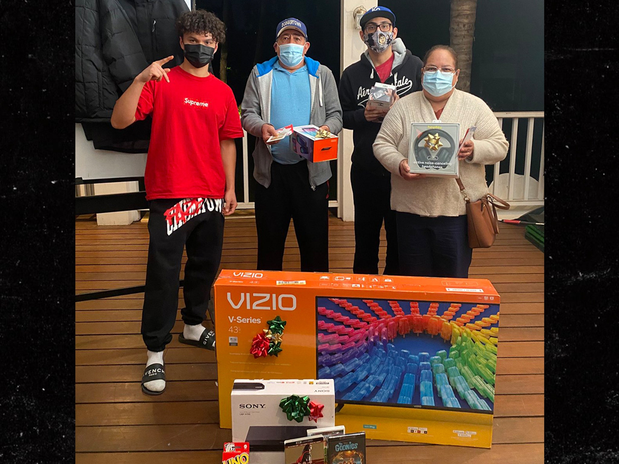 Faze Jarvis Surprises L A Family With 5k In Gift Donations For Holidays