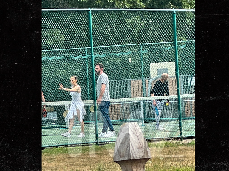 jennifer lopez and ben affleck playing tenniss