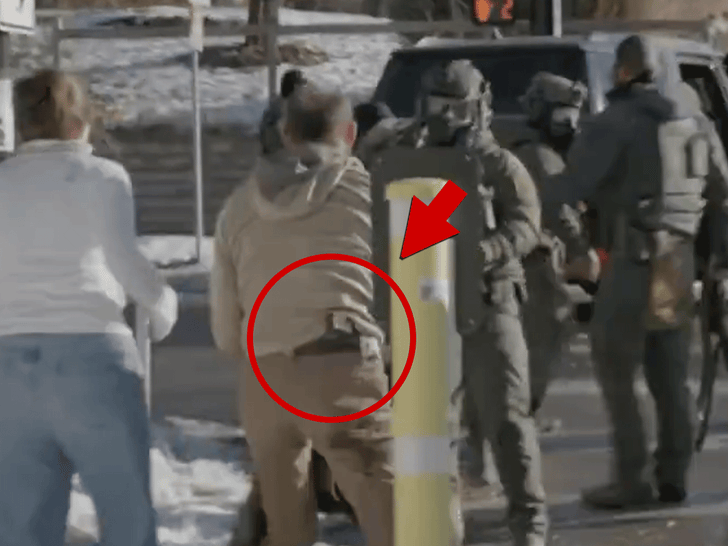 012826_alex_pretti_gun_arrow