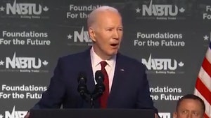 Joe Biden vuelve a leer las instrucciones del teleprompter durante su discurso: "Pausa"