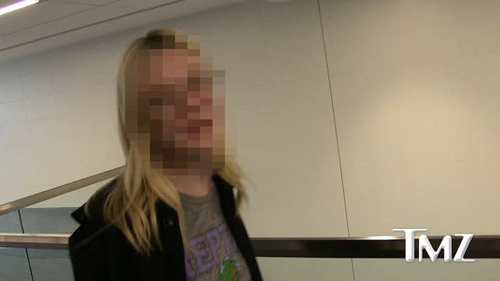 110525_elle_fanning_guess_who_2148596