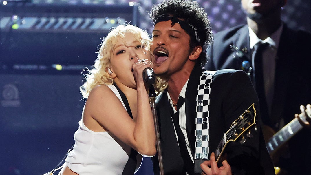 0201-Rosé-and-Bruno-Mars-Grammys-Performance-PRIMARY