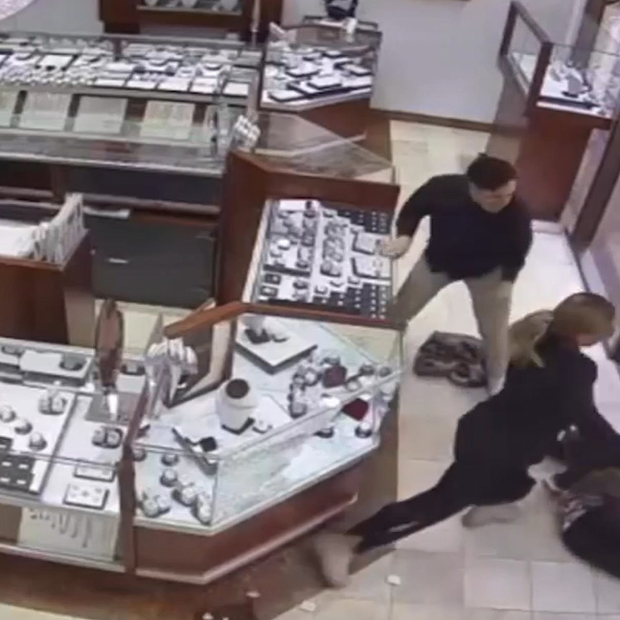 Thief smashes Brooklyn jewelry store window with hammer, grabs loot – New  York Daily News