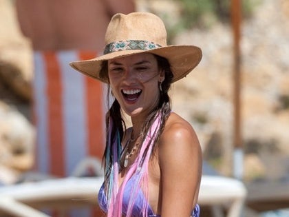 alessandra ambrosio vacay ibiza13