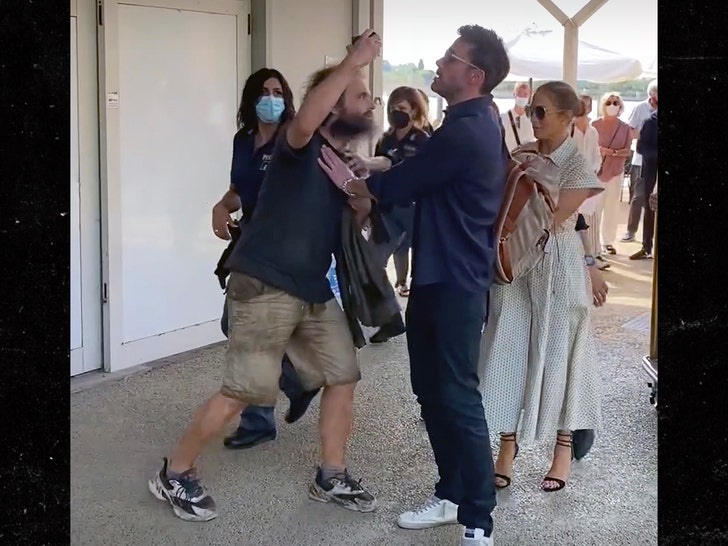 Ben Affleck se enfrenta a un fan arrogante para proteger a J Lo en Venecia