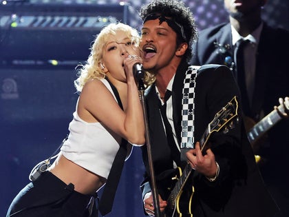 0201-Rosé-and-Bruno-Mars-Grammys-Performance-PRIMARY