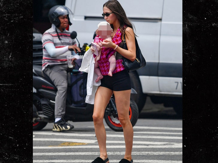 Elsie-Hewitt-out-with-baby-in-NYC-image-direcrt