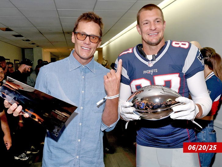 Toms Bradijs Robs Gronkovski sub Getty Swipe