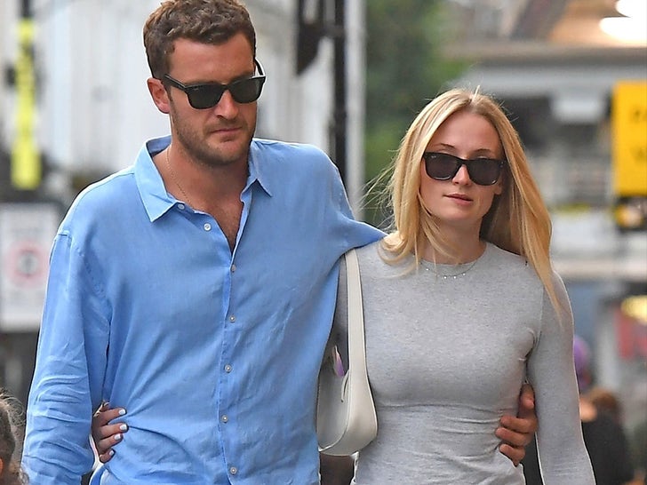 0710-Sophie-Turner-DDA-sacerdote-sab-1