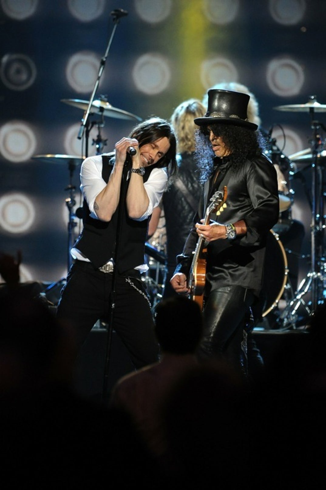 0401_gunsnroses_performance_14
