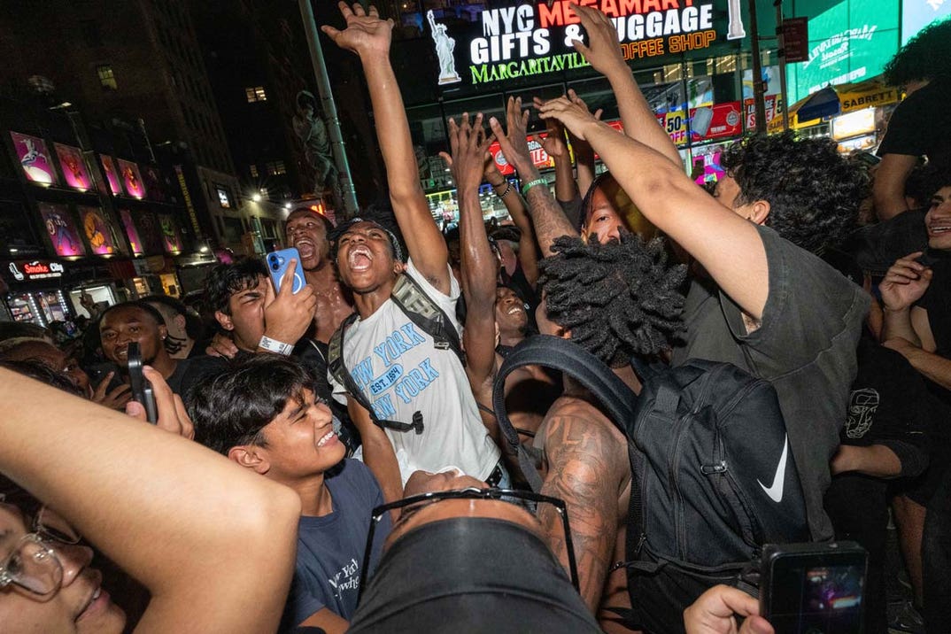 knicks fans celebrate GettyImages-2280357802