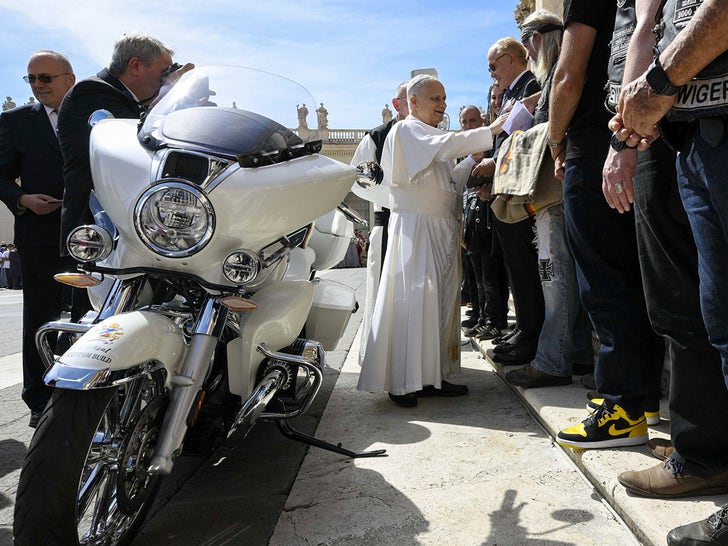 0903-POPE-RIDES-MOTORCYCLE-SUB2