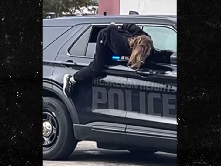 033126 vrouw politieauto sub2