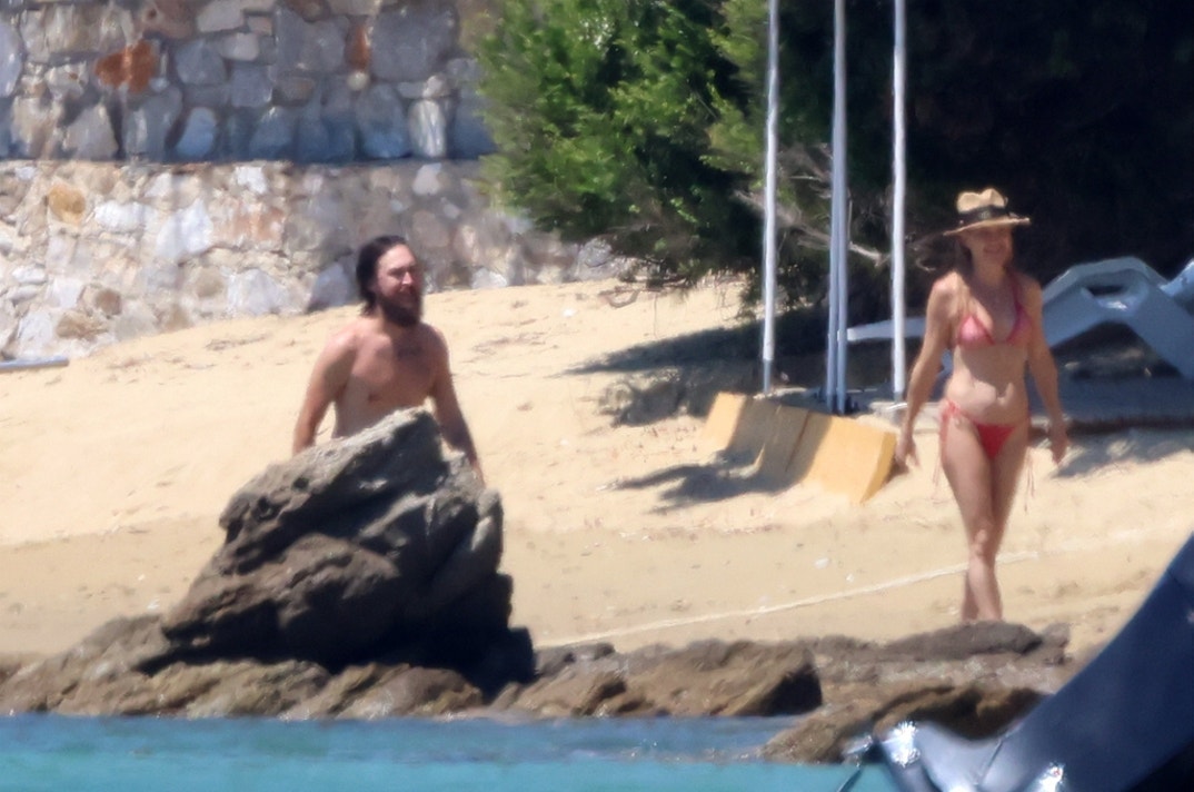Kate Hudson Paddle Boarding Fam Vacation 9