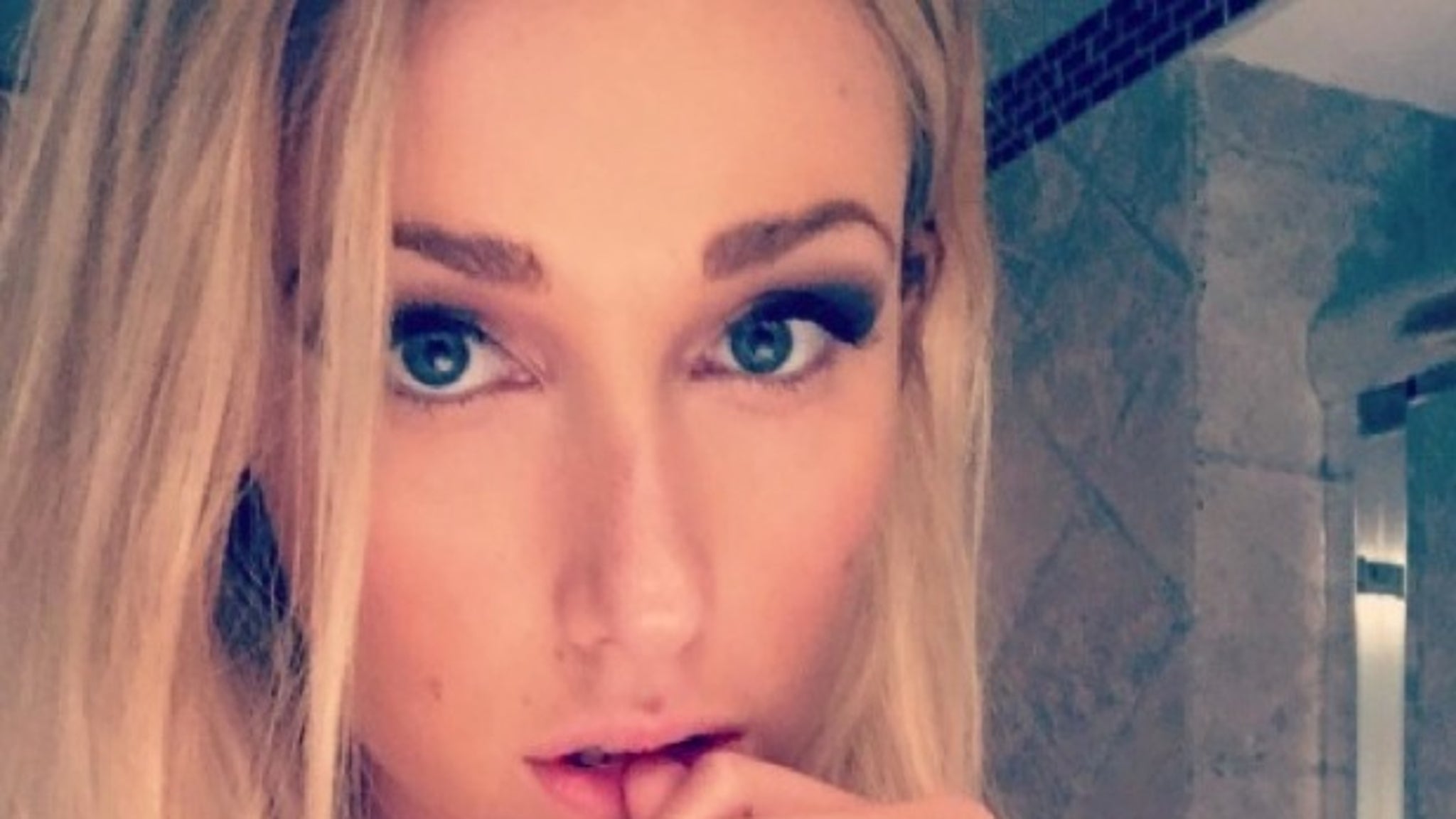 Noelle Foley's Sexy Snapshots