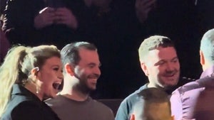 Kelly Clarkson Helps Marry Couple During Las Vegas Residency