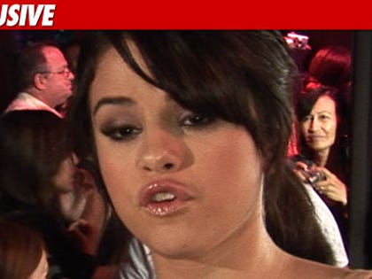 0610_selena_gomez_EX_TMZ-01