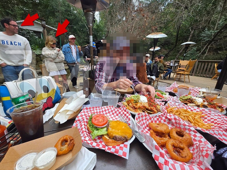 Scooter brown y sydney sweeney cita tmz 2