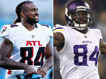 1020-Cordarrelle-Patterson-On-The-Field-PRIMARY