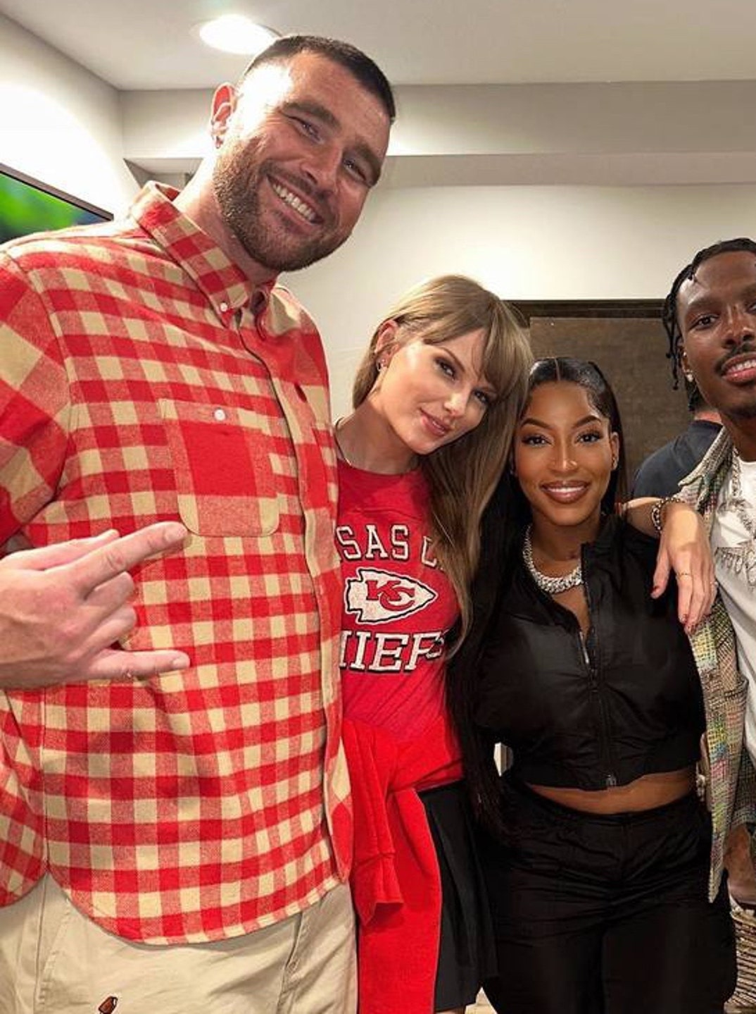 Taylor_Swift,_Travis_Kelce,_Chariah_Gordon,_Mecole_Hardman_Jr_(1)