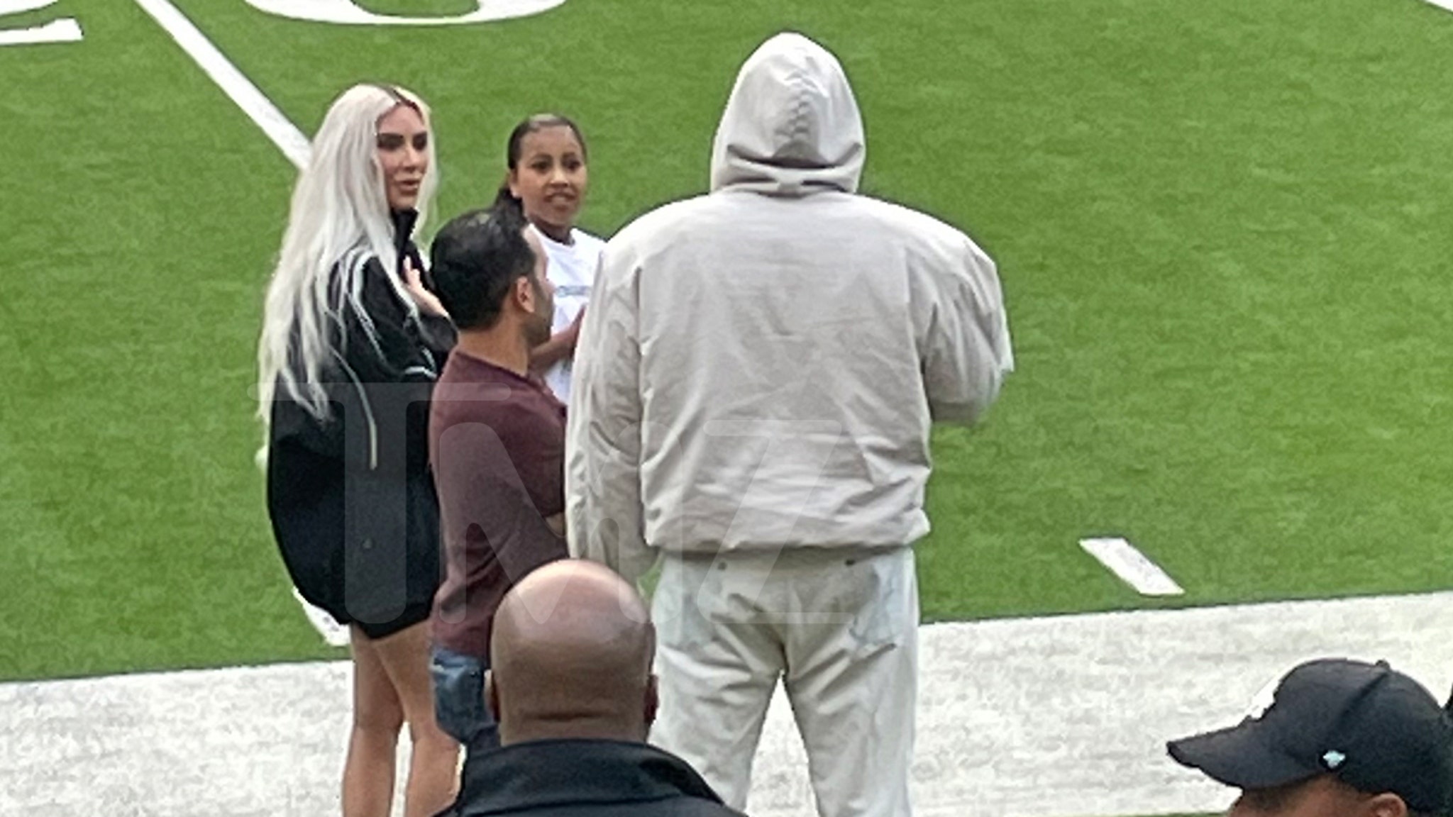 Kim Kardashian y Kanye West asisten a un partido de fútbol de los Saints y conversan al margen